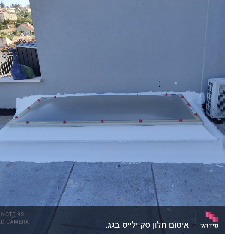 חלון גג אטום עם מסגרת עץ ואטמים אדומים